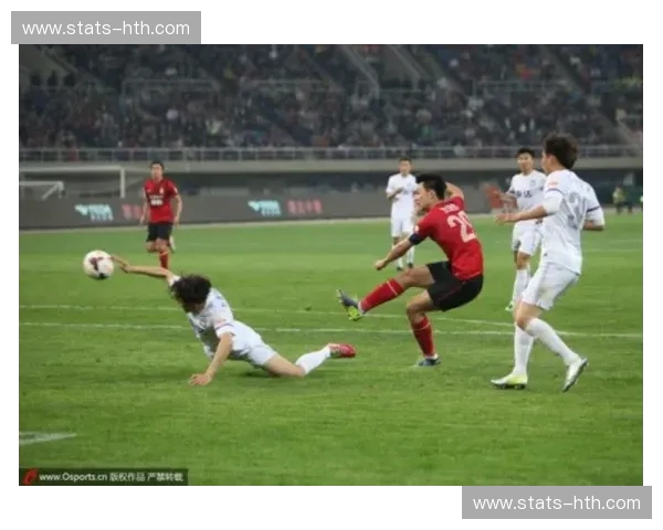 绿茵荣耀，足球史诗：恒大与辽足的恩怨情仇与时代印记